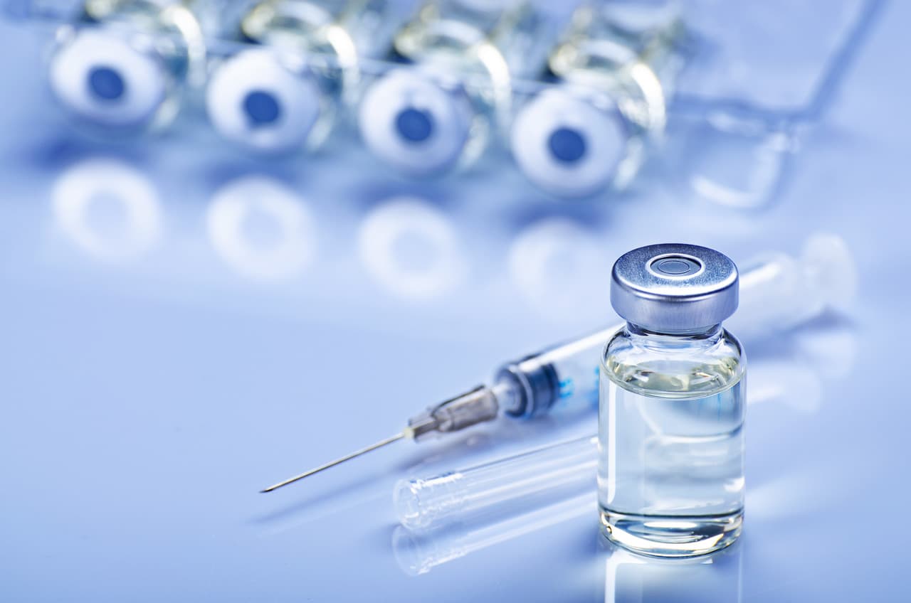 DNA 주사에 사용되는 약병과 주사기