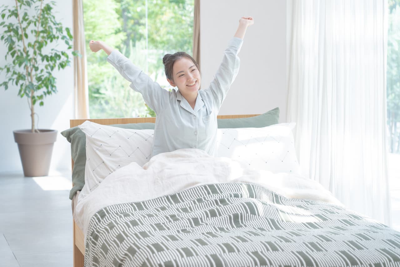 물리치료사가 환자의 무릎을 잡고 다리 재활 운동을 돕는 모습